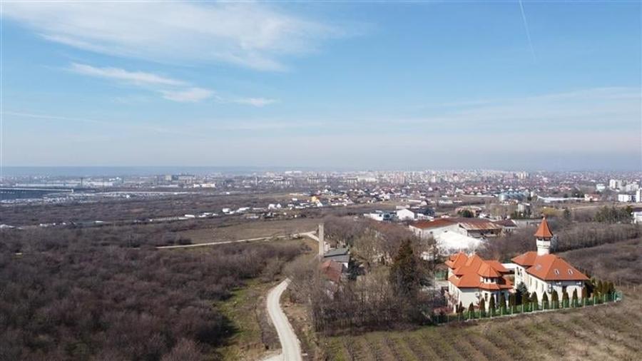 Teren Construcții intravilan de 2000 mp, în Est