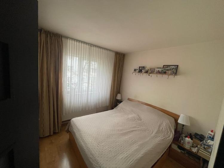 Apartament cu 3 camere semidecomandat, mobilat în Craiovița Nouă