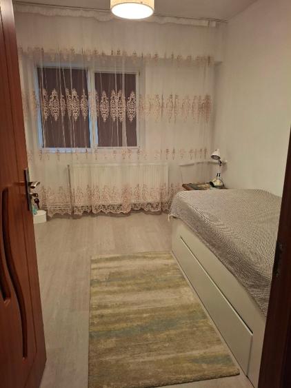 Apartament cu 3 camere decomandat în Nicolina