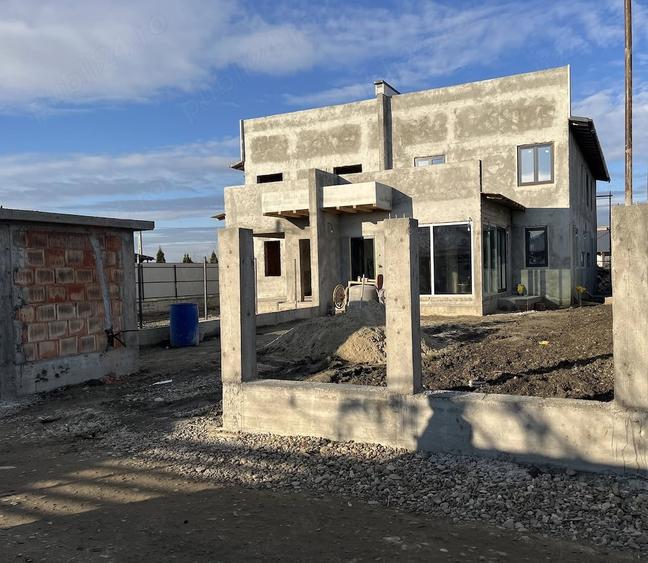 Casă cu Teren 250 Mp în Central