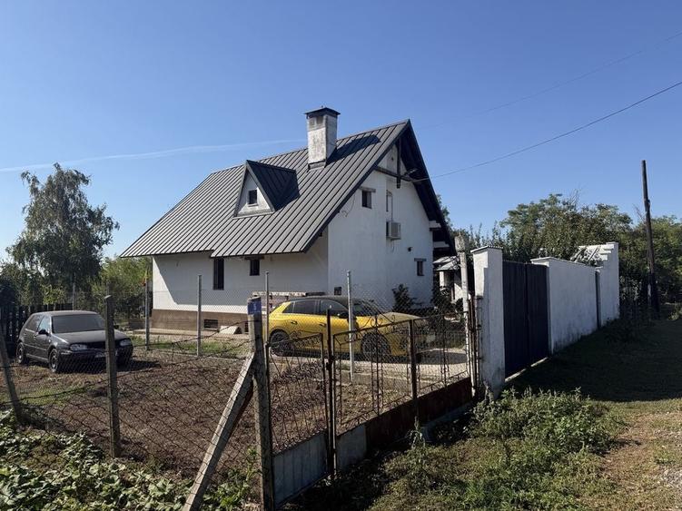 Casă cu 4 camere în Bujoreni