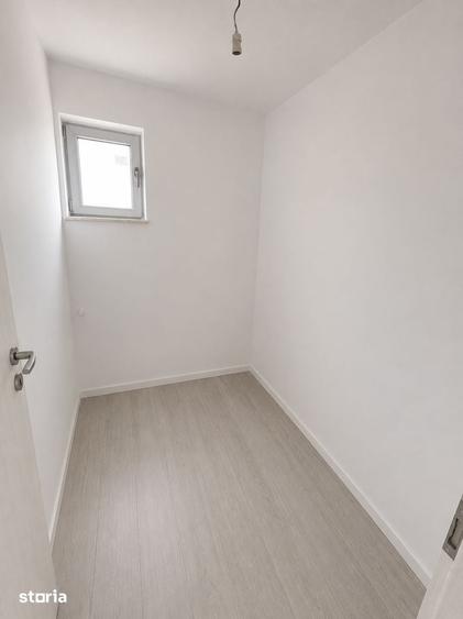 Casă cu 9 camere cu Teren 660 Mp în Domnești