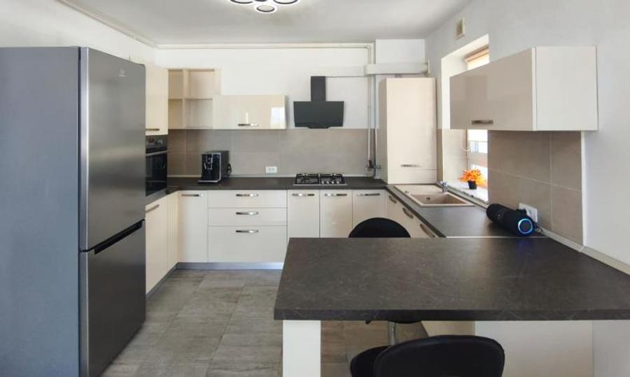Apartament cu 2 camere decomandat, mobilat în Tractorul