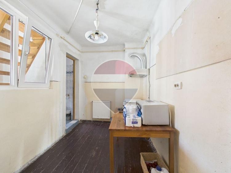 Casă cu 8 camere cu Teren 174 Mp în Nerva Traian