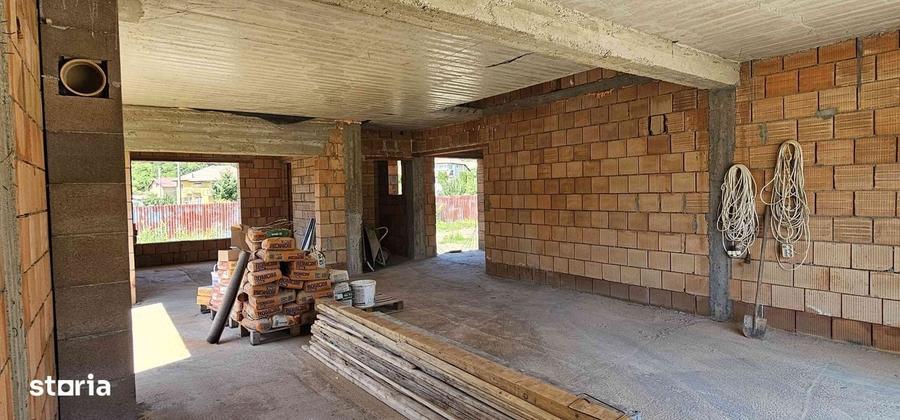 Casă cu 3 camere în Corunca