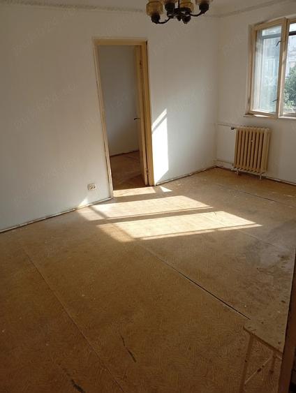 Apartament cu 3 camere semidecomandat în Malu Roșu