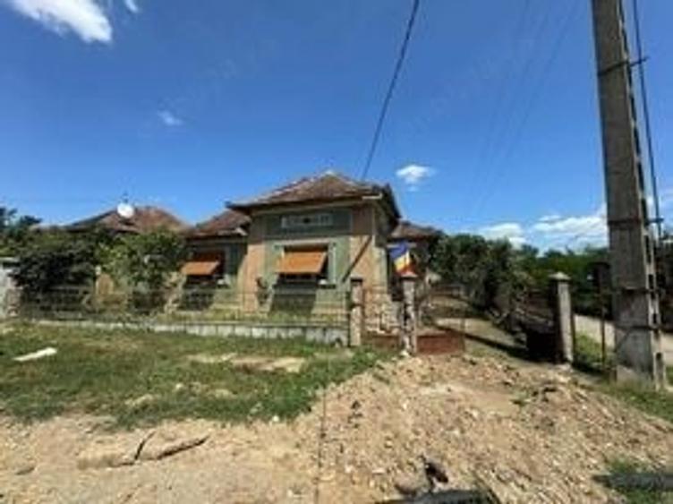 Casă cu 4 camere cu Teren 700 Mp în Hodișa