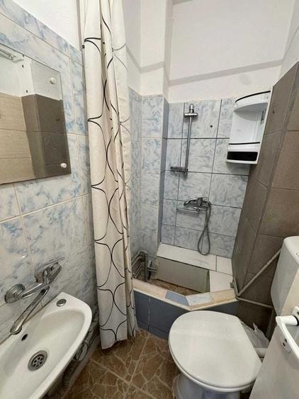 Apartament cu 4 camere semidecomandat în Centrul Civic