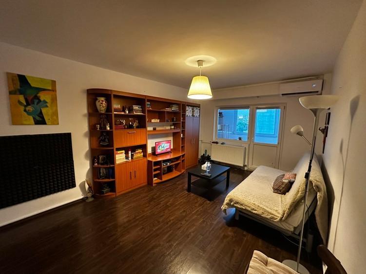 Apartament cu 4 camere decomandat în Tei