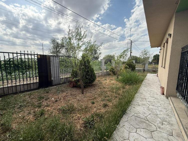 Casă individuală cu 3 camere cu Canalizare în Moșnița Veche