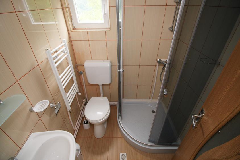 Casă individuală cu 8 camere cu Canalizare în Central