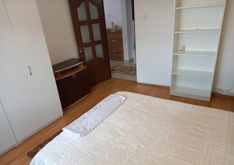 Apartament cu 2 camere decomandat, mobilat în Casa de Cultură