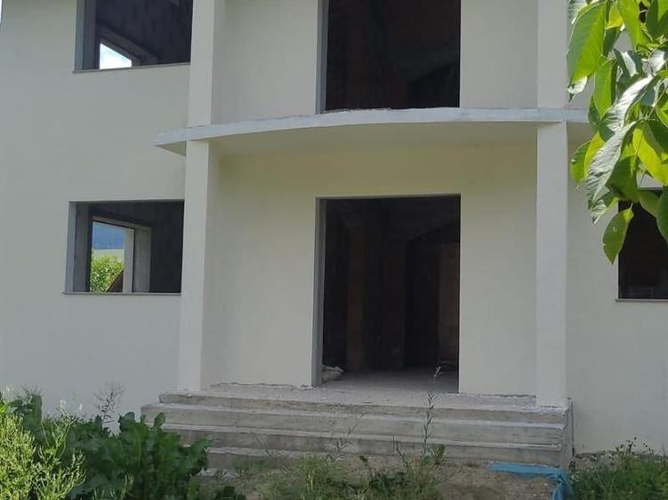 Casă individuală cu 4 camere cu Teren 890 Mp în Central