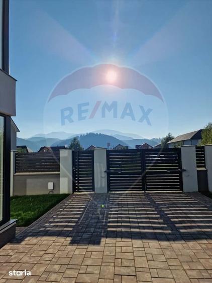 Casă cu 4 camere cu Teren 250 Mp în Central