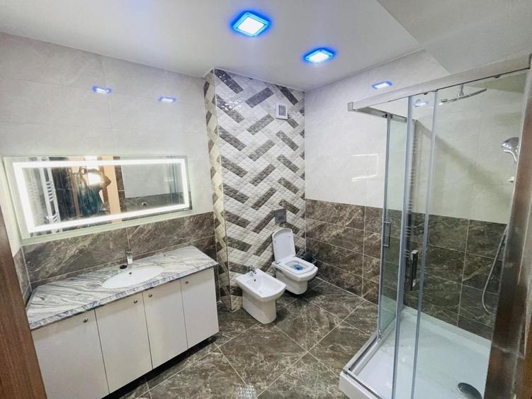 Apartament cu 3 camere decomandat în Exterior Vest