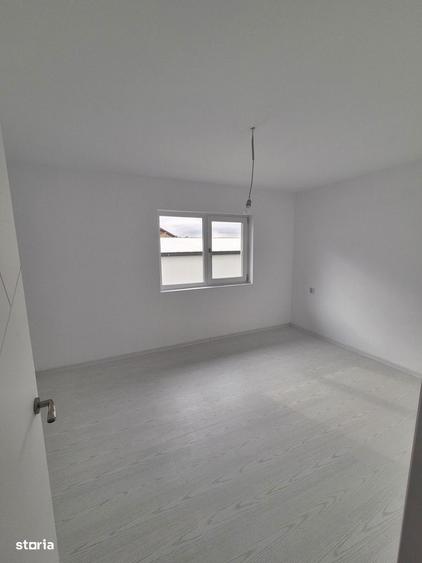 Casă cu 5 camere cu Teren 335 Mp în Vidra