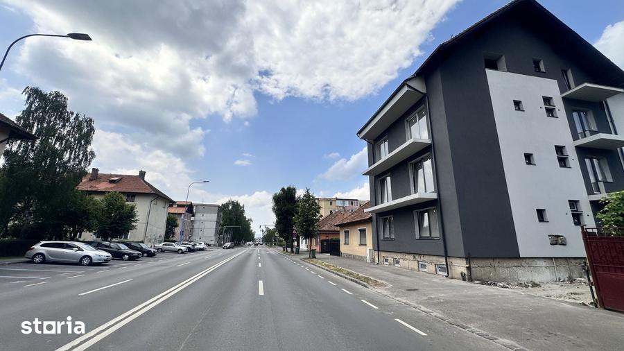 Apartament cu 3 camere decomandat în Tractorul