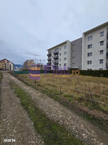 Teren de 1000 mp, în Tractorul