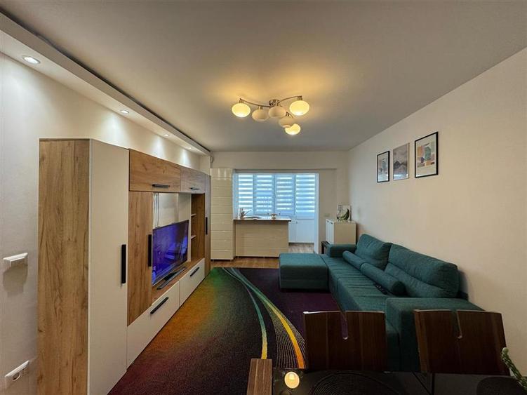 Apartament cu 3 camere decomandat, mobilat în Central