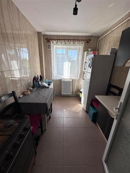 Apartament cu 3 camere semidecomandat în Podu Roș