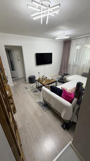 Apartament cu 3 camere semidecomandat în Craiovița Nouă