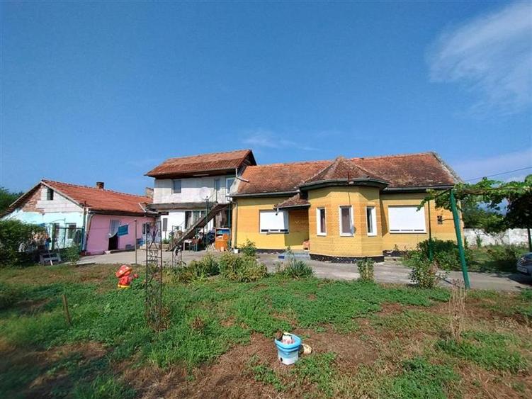Casă individuală cu 6 camere cu Teren 585 Mp în Periferie