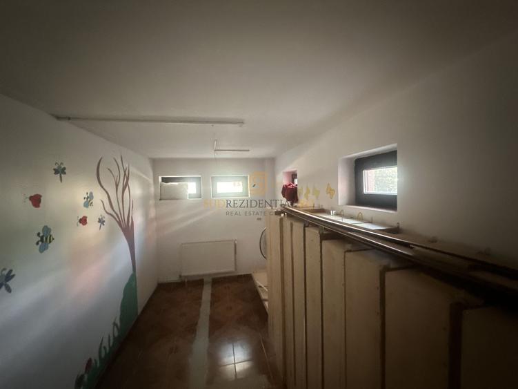 Casă individuală cu 8 camere cu Canalizare în Central