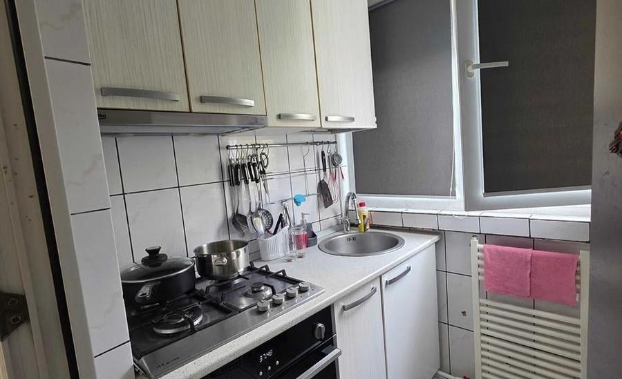 Apartament cu 3 camere semidecomandat în Titan