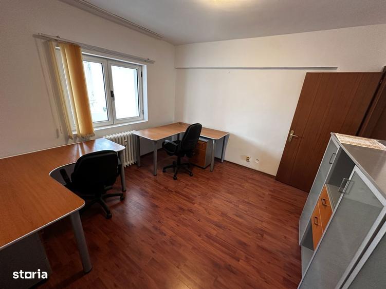 Apartament cu 3 camere semidecomandat, mobilat în Văcăresti