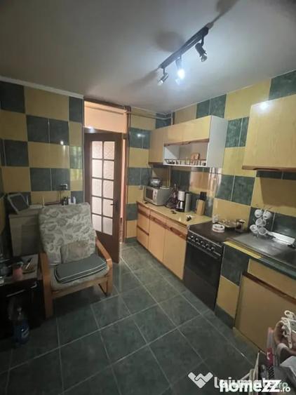 Apartament cu 3 camere decomandat în Vâlcea