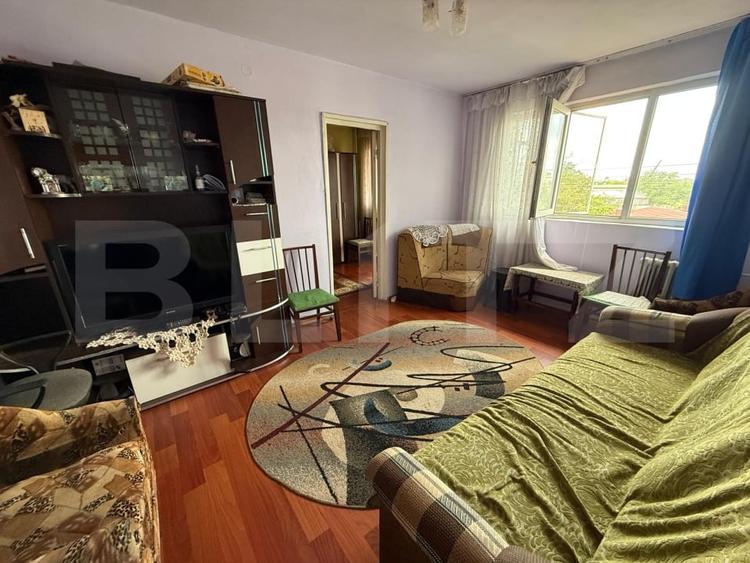 Apartament cu 3 camere semidecomandat, mobilat în B-dul București