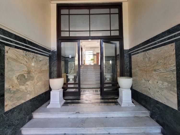 Apartament cu 5 camere decomandat în Armeneasca