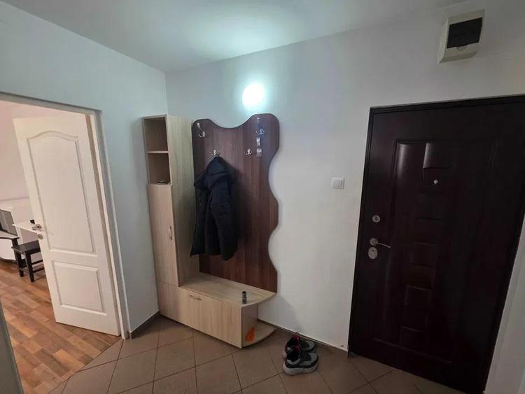 Apartament cu 2 camere semidecomandat, mobilat în Podul de Piatră