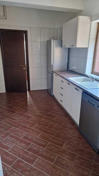 Casă cu 4 camere cu Teren 450 Mp în Central