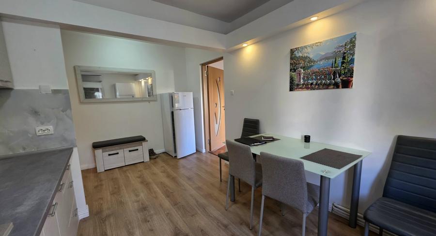 Apartament cu 3 camere semidecomandat, mobilat în Circumvalațiunii