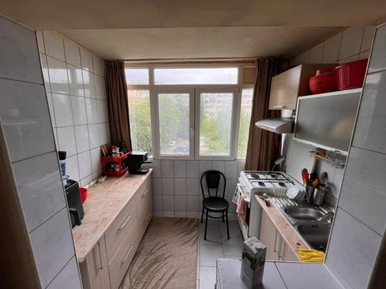 Apartament cu 4 camere semidecomandat în Apărătorii Patriei