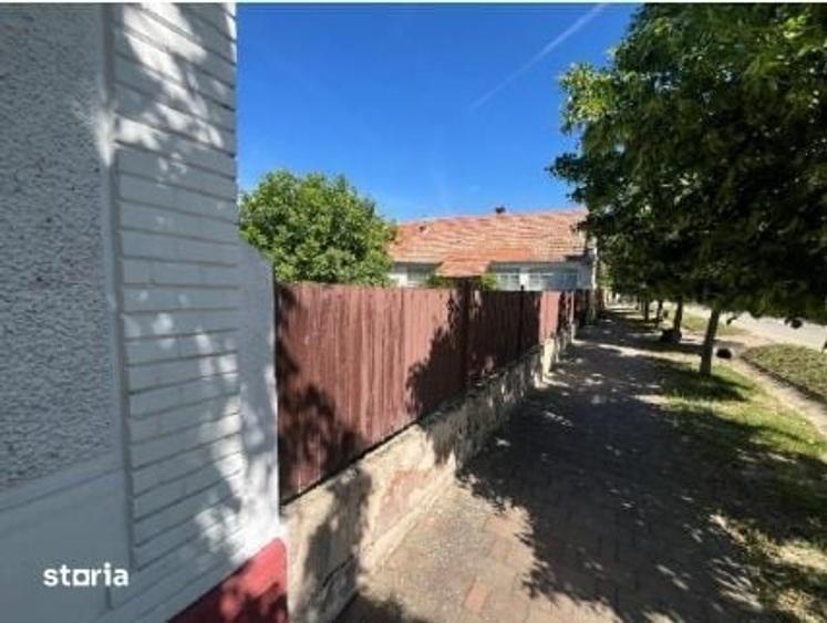 Casă cu 2 camere cu Teren 1178 Mp în Central