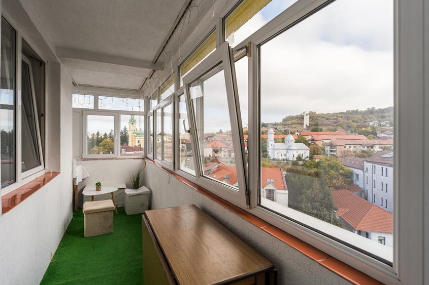 Apartament cu 3 camere semidecomandat, mobilat în Central