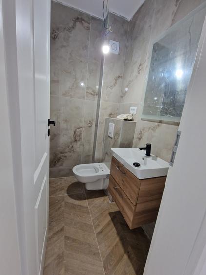 Apartament cu 3 camere semidecomandat în Brâncoveanu