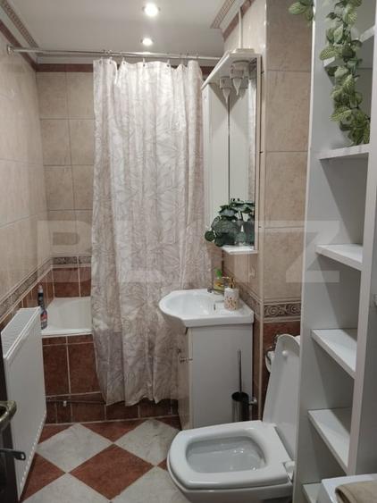 Apartament cu 3 camere semidecomandat, mobilat în Central
