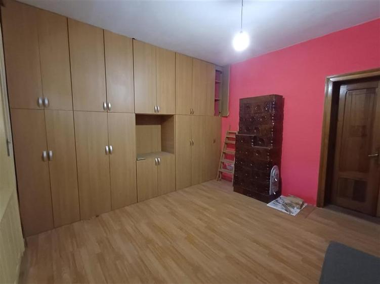 Casă individuală cu 5 camere cu Canalizare în Sud