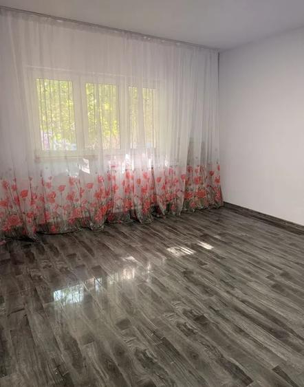Apartament cu 4 camere decomandat, mobilat în Vitan