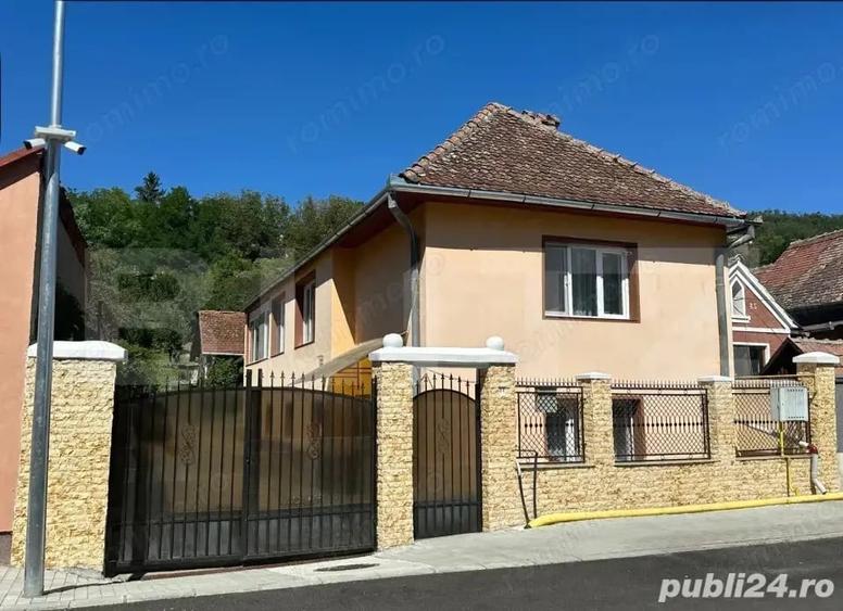 Casă cu Teren 720 Mp în Central