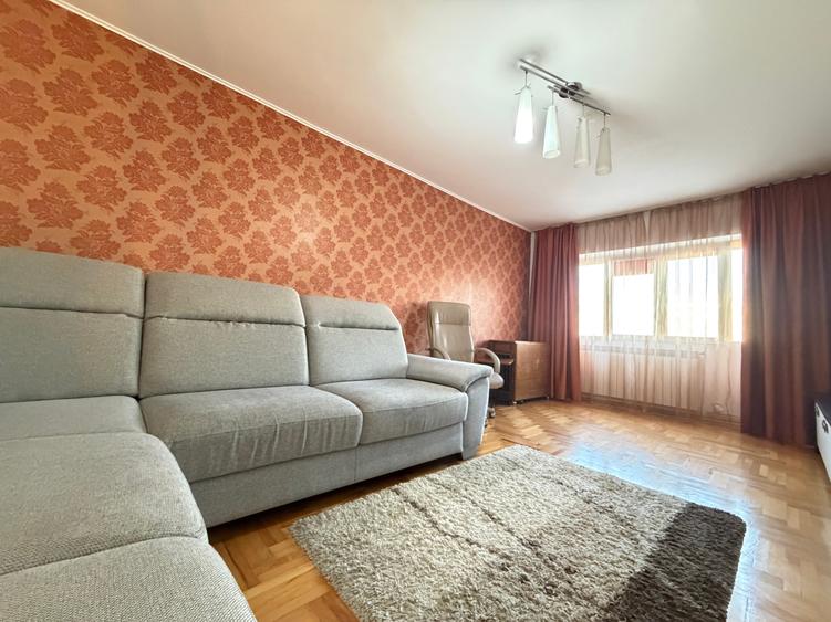 Apartament cu 3 camere decomandat în Nicolina