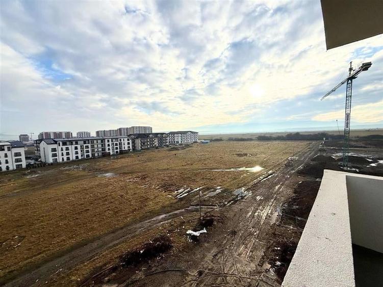 Apartament cu 3 camere semidecomandat în Exterior Sud