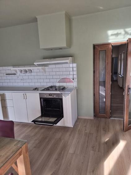 Casă individuală cu 21 camere cu Teren 966 Mp în Central