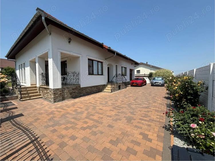 Casă cu 6 camere cu Teren 1084 Mp în Sânmartin