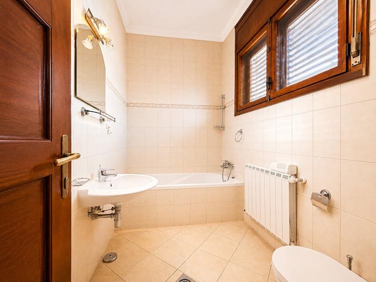 Casă individuală cu 12 camere cu Canalizare în Central