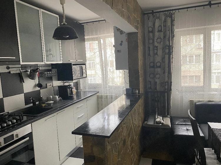 Apartament cu 3 camere decomandat în Central