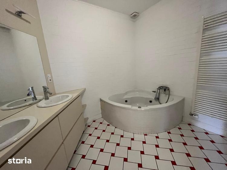 Casă cu 8 camere cu Teren 1000 Mp în Central